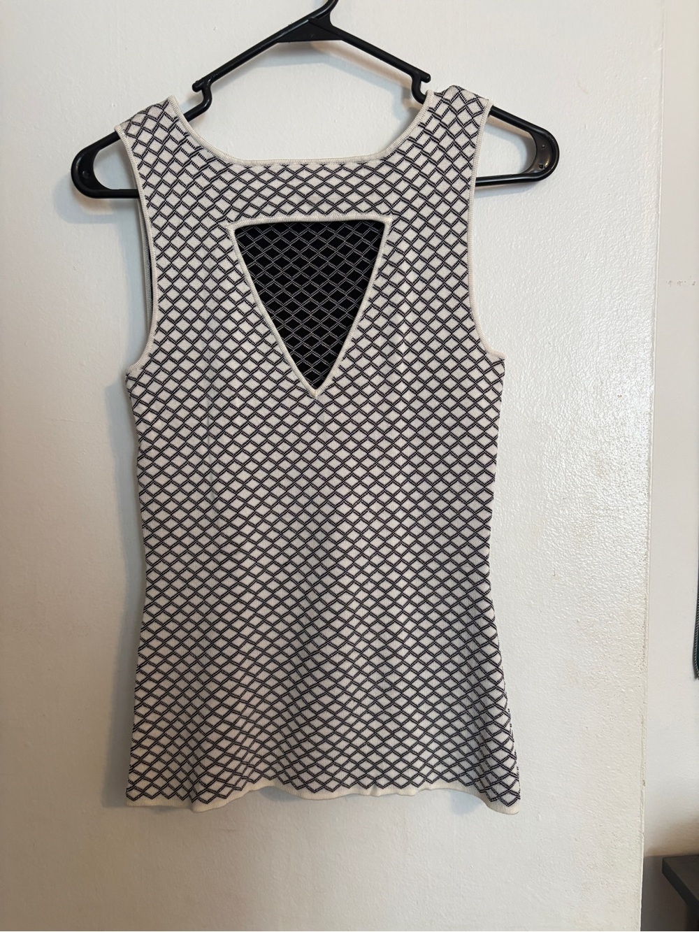 Sleeveless Diamond-Print Tank Top with Keyhole Back - Black & White